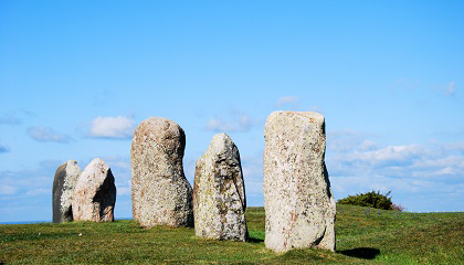 Bild tema milj - fornminnen på en äng